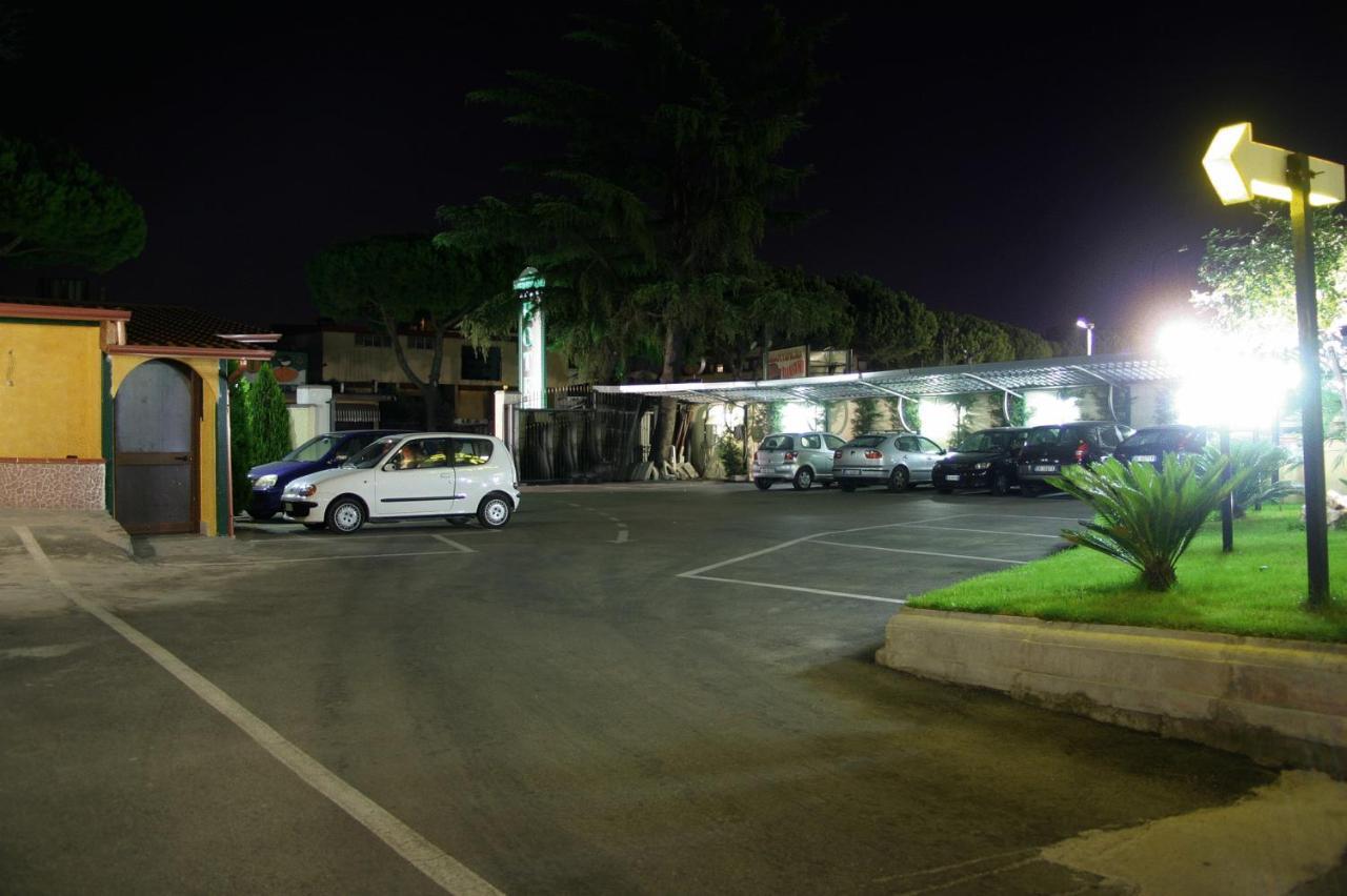 Hotel Meridiano Napels Buitenkant foto