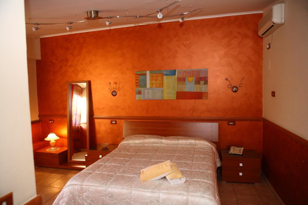 Hotel Meridiano Napels Kamer foto