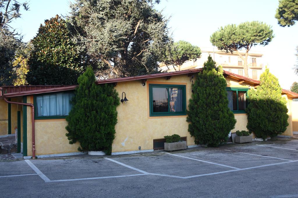 Hotel Meridiano Napels Buitenkant foto