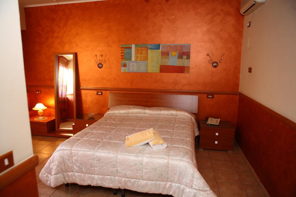 Hotel Meridiano Napels Kamer foto